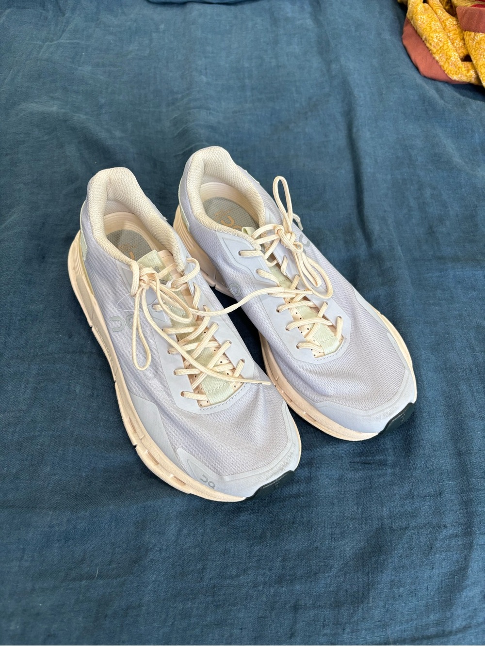 On CloudNova Running Shoe lilac and light pink